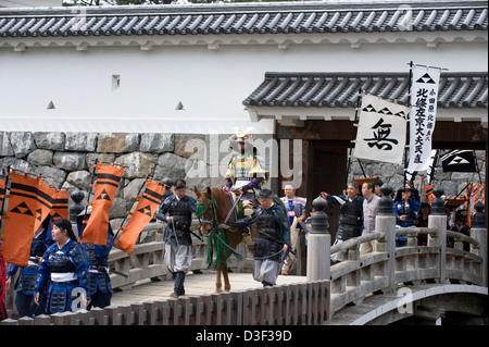 Samurai Warriors portant des armures traditionnelles crossing moat bridge à Akaganemon Gate au cours de Odawara Hojo Godai Matsuri festival. Banque D'Images