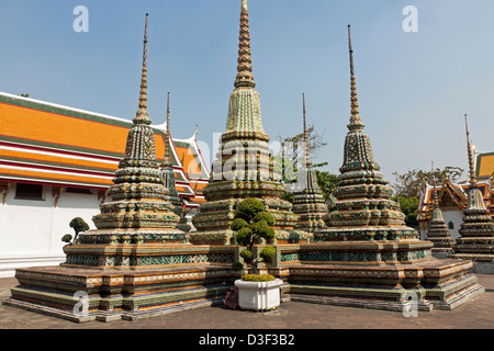 Un groupe de Chedis au Temple du Bouddha couché du Wat Pho à Bangkok Banque D'Images