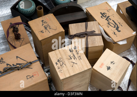 Collection de vieilles boîtes en bois avec caractère kanji écrit sur le dessus pour la vente au marché aux puces en plein air à Odawara, Kanagawa, Japon. Banque D'Images