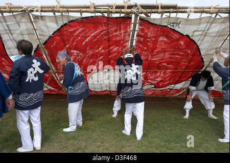 Le port de l'équipe couches happi contenir jusqu'papier et bambou kite pour assemblée générale à pas Otako Sagami Matsuri Festival de cerf-volant géant au Japon Banque D'Images