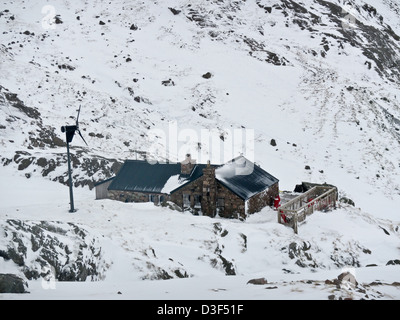 Le Charles Inglis Clark (C.I.C.) Memorial Hut en hiver sur la face nord du Ben Nevis, Fort William Scotland UK United Kingdom Banque D'Images