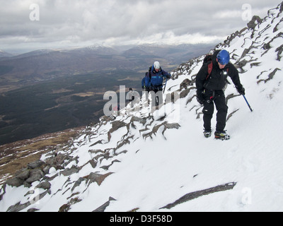 Les alpinistes sur Anoach Mor près de Fort William en Ecosse UK Banque D'Images