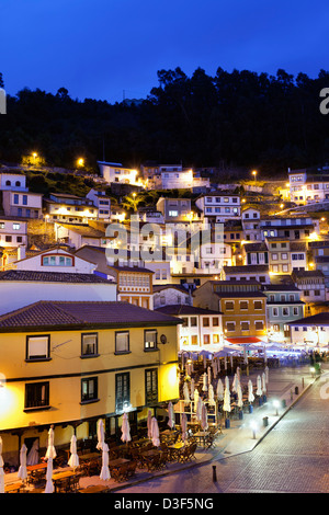 Vue de la nuit de Cudillero, un village de pêcheurs dans le nord de l'Espagne Banque D'Images