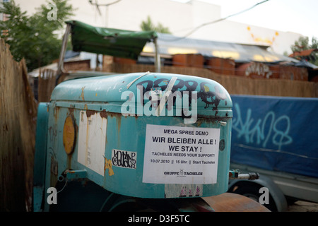 Berlin, Allemagne, la protestation des autocollants sur un ancien rouleau dans le jardin Tacheles Banque D'Images