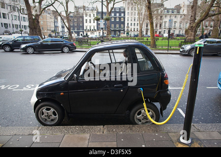 G Wiz Reva electric voiture garée à l'emplacement de chargement, Berkeley Square, London, England, UK Banque D'Images