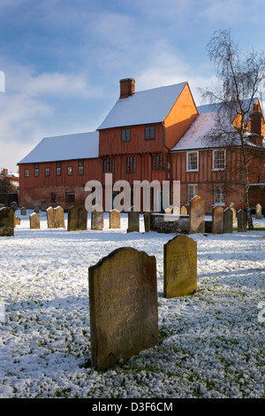 Hadleigh Guidhall à Suffolk, vue sur St Mary's dans la neige. Banque D'Images