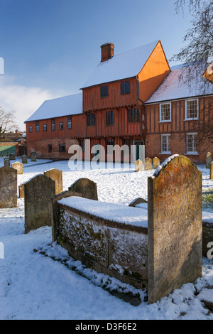 Hadleigh Guidhall à Suffolk, vue sur St Mary's dans la neige. Banque D'Images