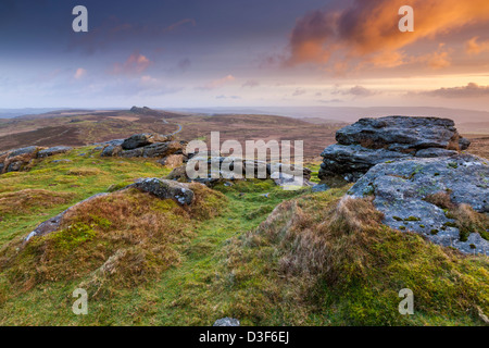 Vue de Rippon Tor vers The Haytor Rocks dans le Dartmoor National Park près de Widecombe dans la Lande, Devon, Angleterre, Royaume-Uni, Europe. Banque D'Images