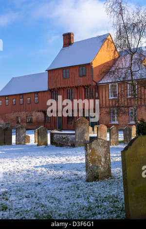 Hadleigh Guidhall à Suffolk, vue sur St Mary's dans la neige. Banque D'Images