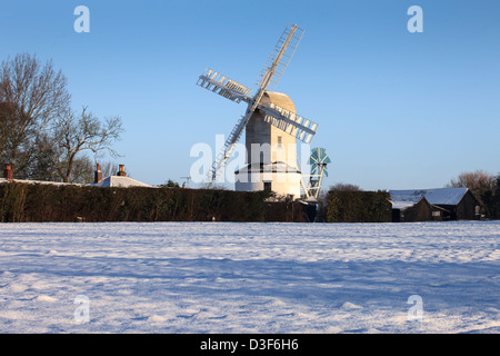 Saxstead Green poster moulin dans le Suffolk dans la neige. Banque D'Images