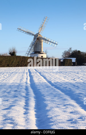 Saxstead Green poster moulin dans le Suffolk dans la neige. Banque D'Images