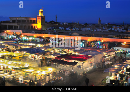 Des stands de restauration sont organisés pour le week-end soir en plein air et des divertissements sur la célèbre place Jemaa el-Fnaa, Marrakech, Maroc Banque D'Images