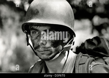 USULATAN, EL SALVADOR, mars 1982 : U.S. formé et équipé de Brigade Atlacatl l'armée salvadorienne en patrouille près de Usulatan après de violents combats contre la guérilla. La Brigade d'Atlacatl étaient responsables du massacre de 900 civils à El Mozote, trois mois auparavant. Photo de Mike Goldwater Banque D'Images