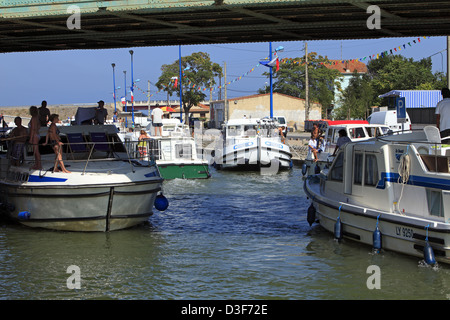 Tourisme fluvial, navigation sur le Canal du Rhône à Sète. Quai Caramus. Frontignan, Languedoc Roussillon, France Banque D'Images