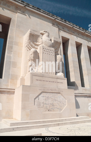 La grande sculpture de l'aigle américainChateau-Thierry Monument situé au-dessus de Château-Thierry, Aisne, Picardie. Banque D'Images