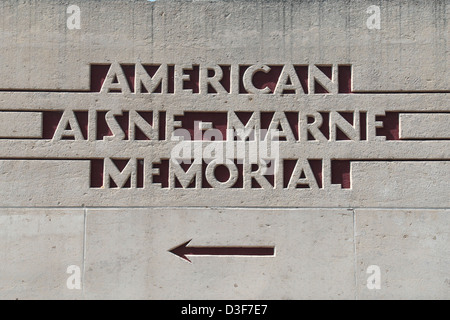 Plaque à l'entrée de l'Américain Aisne-Marne Monument/Mémorial, Château-Thierry, Aisne, Picardie. Banque D'Images