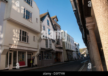 Voir l'historique de magasins dans des bâtiments de style Tudor dans Duke Street, Dartmouth, à partir de l'Butterwalk, Banque D'Images