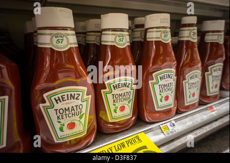 Heinz Tomato Ketchup dans un supermarché Banque D'Images