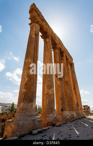 Ruines du temple de Jupiter à Baalbek, au Liban. Partie de la ville antique Héliopolis dans la vallée de la Bekaa. Banque D'Images