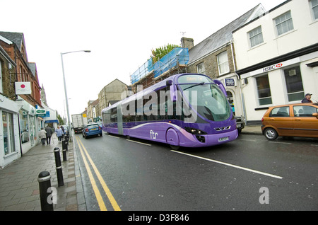 Les Bus modernes Bendy négocie l'étroite rue Woodfield à Morriston sur un essai de route à travers la ville. Banque D'Images