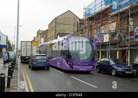 Les Bus modernes Bendy négocie l'étroite rue Woodfield à Morriston sur un essai de route à travers la ville. Banque D'Images