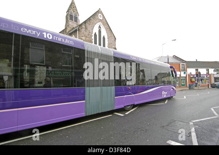 Les Bus modernes Bendy négocie l'étroite rue Woodfield à Morriston sur un essai de route à travers la ville. Banque D'Images