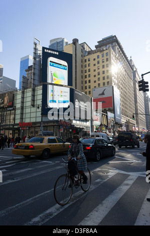 La publicité pour le téléphone mobile Samsung Note II au-dessus de l'Herald Square de New York Banque D'Images