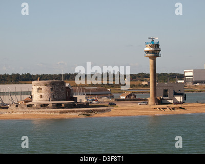 Château de La Tour de surveillance côtière et Calshot Spit Calshot Hampshire England UK Banque D'Images