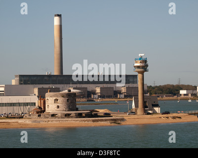 Château de La Tour de surveillance côtière et Calshot Spit Calshot Hampshire England UK avec Fawley Power Station en arrière-plan Banque D'Images