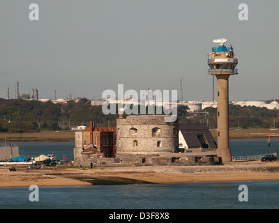 Château de La Tour de surveillance côtière et Calshot Spit Calshot Hampshire England UK Banque D'Images