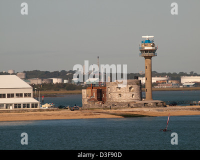 Château de La Tour de surveillance côtière et Calshot Spit Calshot Hampshire England UK Banque D'Images