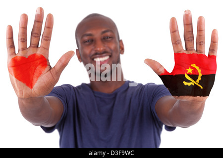 Homme africain les mains avec un coeur peint et drapeau angolais, j'aime le concept de l'Angola, isolé sur fond blanc Banque D'Images