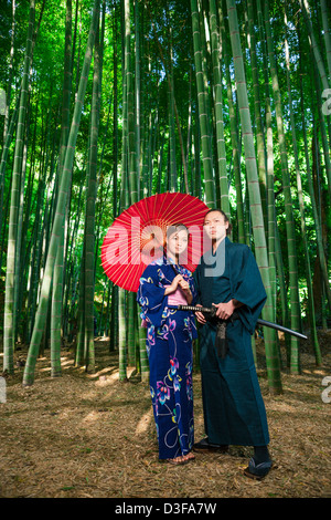 Couple japonais en forêt de bambou Banque D'Images