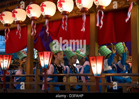 Jeune fille à l'intérieur d'un tambour traditionnel festonnée lanterne flotteur en Gotenyatai Hikimawashi Festival à Hamamatsu, Shizuoka. Banque D'Images