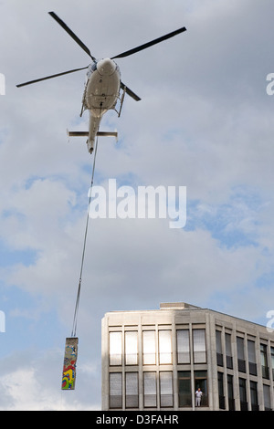 Berlin, Allemagne, un hélicoptère a transporté une partie du mur de Berlin Banque D'Images