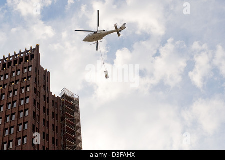 Berlin, Allemagne, un hélicoptère a transporté une partie du mur de Berlin Banque D'Images