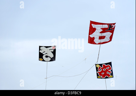 Papier traditionnels colorés et cerfs-volants en bambou s'envoler dans le vent à Hamamatsu Takoage Gassen, cerf-volant de combat annuel Festival au Japon Banque D'Images