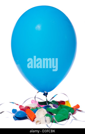 Ballon bleu gonflé et dégonflé un bouquet de ballons colorés isolé sur un fond blanc. Banque D'Images