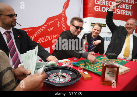 Berlin, Allemagne, la parodie sur l'action de la Banque, les banquiers jouer à la roulette Banque D'Images