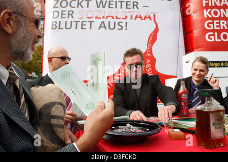 Berlin, Allemagne, la parodie sur l'action de la Banque, les banquiers jouer à la roulette Banque D'Images