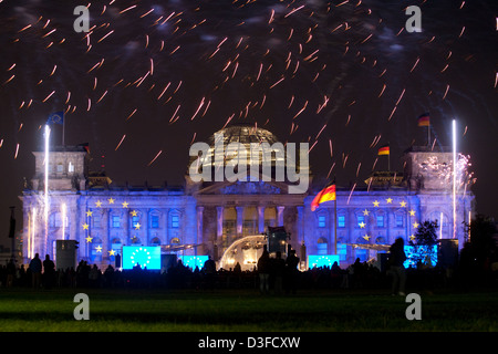 Berlin, Allemagne, le Reichstag et d'artifice allumé la journée de l'unité allemande Banque D'Images