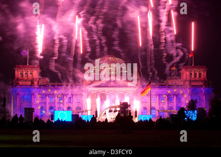 Berlin, Allemagne, le Reichstag et d'artifice allumé la journée de l'unité allemande Banque D'Images