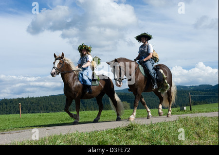 Saint Märgen, Allemagne, sur les chevaux, sur les femmes rurales habillé Rosstag Banque D'Images