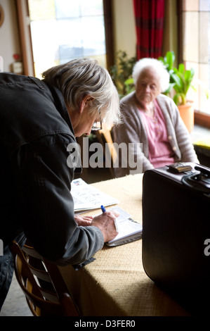 Görwihl, Allemagne, un médecin de campagne dans son travail quotidien, visite à domicile Banque D'Images