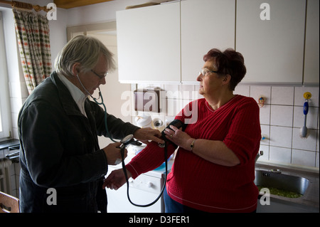 Görwihl, Allemagne, un médecin de campagne dans son travail quotidien, visite à domicile Banque D'Images