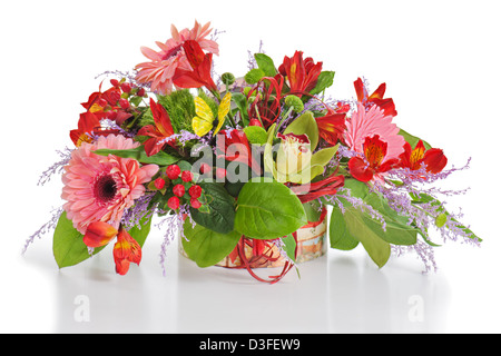 Arrangement de fleurs de lys, de girofle et d'orchidées dans la poitrine en carton sur blanc. Banque D'Images