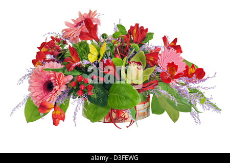 Arrangement de fleurs de lys, de girofle et d'orchidées dans la poitrine en carton sur blanc. Banque D'Images