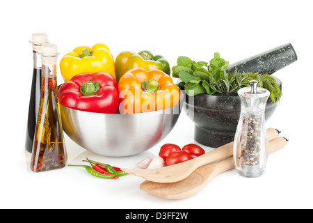 Des poivrons frais, herbes et condiments. Isolé sur fond blanc Banque D'Images