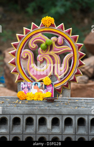 Moulés en béton peint symbole AUM pour décoration maison indienne. L'Andhra Pradesh, Inde Banque D'Images