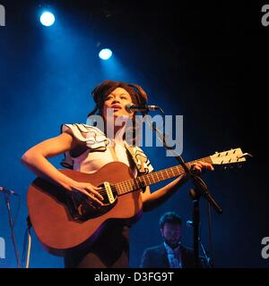 Brighton, UK. 18 février 2013. Valerie June, chanteur, auteur-compositeur et multi-instrumentiste joue le Brighton Dome. Les personnes sur la photo : Valerie Juin. Photo par Julie Edwards/Alamy Live News Banque D'Images